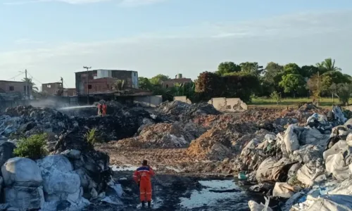 
				
					Famílias voltam para imóveis após incêndio em depósito de Camaçari
				
				