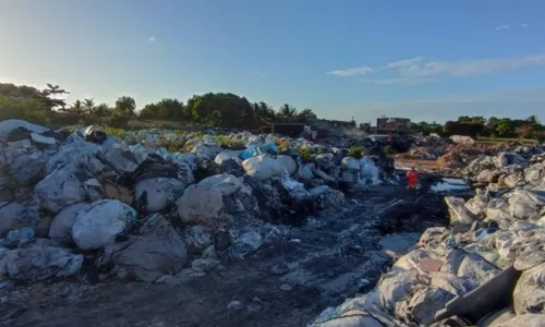 
				
					Famílias voltam para imóveis após incêndio em depósito de Camaçari
				
				