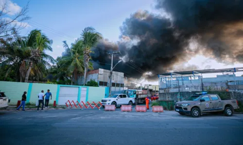 
				
					Famílias voltam para imóveis após incêndio em depósito de Camaçari
				
				