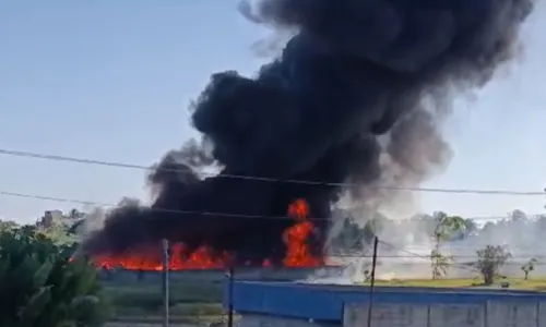 
				
					Famílias voltam para imóveis após incêndio em depósito de Camaçari
				
				