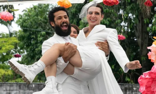 
				
					Fãs vibram com casamento de Ramiro e Kelvin em 'Terra e Paixão'
				
				