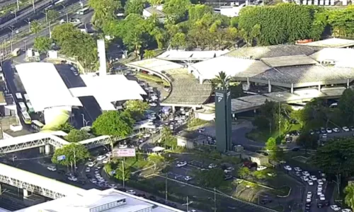 
				
					Feriadão: fila do Ferry tem espera de mais de 4h em Salvador
				
				