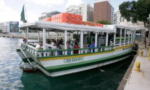 
				
					Feriadão: fila do Ferry tem espera de mais de 4h em Salvador
				
				