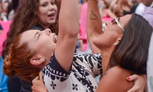 
				
					Fernanda Souza e Carol Peixinho posam abraçadas no 'Tardezinha'
				
				