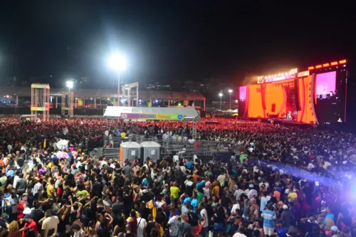 
				
					Festival virada Salvador tem efeito Baiana e 'Beyoncé' do piseiro
				
				