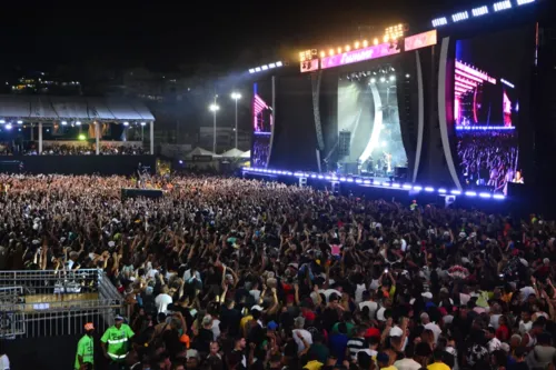 
				
					Festival virada Salvador tem efeito Baiana e 'Beyoncé' do piseiro
				
				