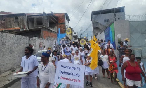 
				
					Fiéis realizam caminhada em Itapuã em combate a intolerância religiosa
				
				