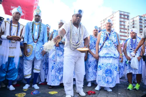 
				
					Fotos: Filhos de Gandhy desfilam no circuito Dodô nesta segunda (12)
				
				