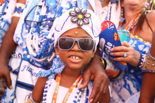 
				
					Fotos: Filhos de Gandhy desfilam no circuito Dodô nesta segunda (12)
				
				