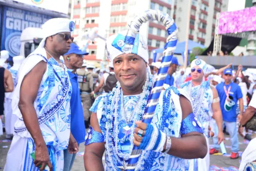 
				
					Fotos: Filhos de Gandhy desfilam no circuito Dodô nesta segunda (12)
				
				