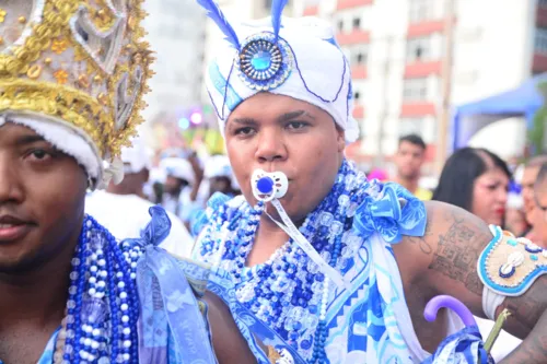 
				
					Fotos: Filhos de Gandhy desfilam no circuito Dodô nesta segunda (12)
				
				