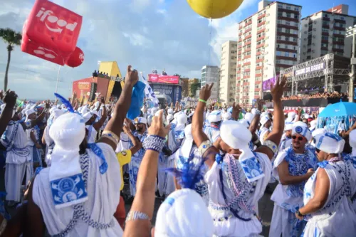 
				
					Fotos: Filhos de Gandhy desfilam no circuito Dodô nesta segunda (12)
				
				