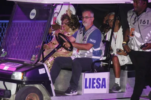 
				
					Fotos: famosos marcam presença no Desfile das Campeãs do Rio
				
				