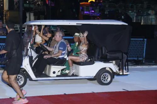 
				
					Fotos: famosos marcam presença no Desfile das Campeãs do Rio
				
				