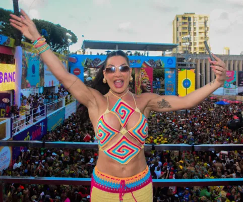 
				
					Fotos: veja os famosos no último dia do Carnaval de Salvador
				
				