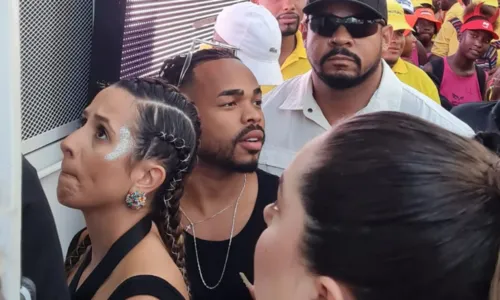 
				
					Fotos: veja os famosos que estão curtindo o Carnaval de Salvador
				
				