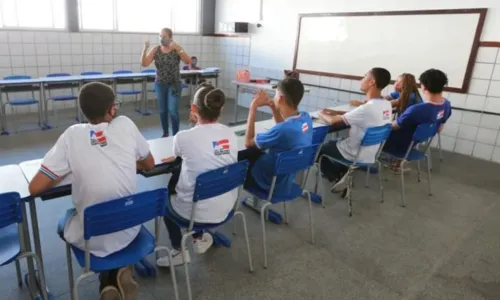 
				
					Governo da Bahia paga terceira parcela dos precatórios aos professores
				
				