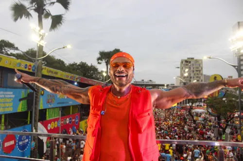 
				
					Hits do Carnaval, 'Perna Bamba' e 'Macetando' estouram fora do Brasil
				
				