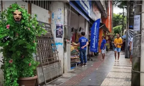 
				
					'Homem planta' faz pegadinhas nas ruas de Salvador; veja
				
				