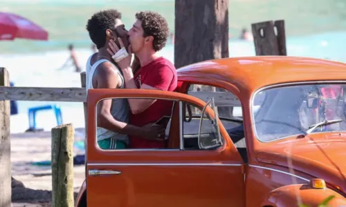 
				
					Icaro Silva e Johnny Massaro trocam beijão durante gravação de série
				
				