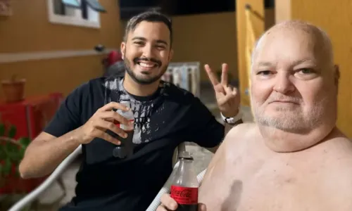 
				
					Idoso que só bebe Coca-Cola recebe alta: 'Não paro de tomar'
				
				