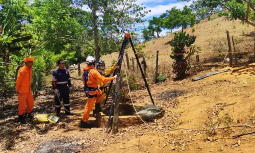 
				
					Idoso sai de casa para usar banheiro, cai em poço e morre na Bahia
				
				