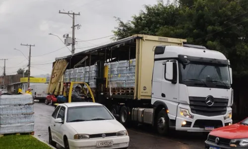 
				
					Ivete Sangalo manda caminhão de mantimentos para desabrigados no RS
				
				