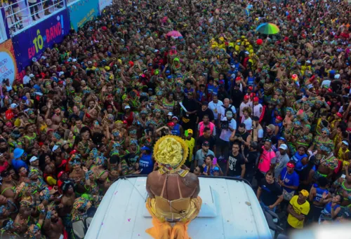 
				
					Ivete no chão, meme em telão e pipocas marcam último dia de Carnaval
				
				