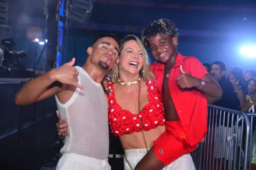 
				
					Jacaré, Baco e mais: Xanddy Harmonia arrasta multidão em 1º ensaio
				
				