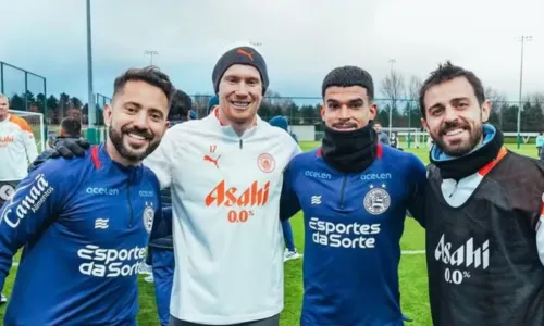 
				
					Jogadores do Bahia tietam estrelas do Manchester City na Inglaterra
				
				