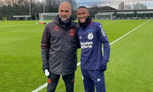 
				
					Jogadores do Bahia tietam estrelas do Manchester City na Inglaterra
				
				