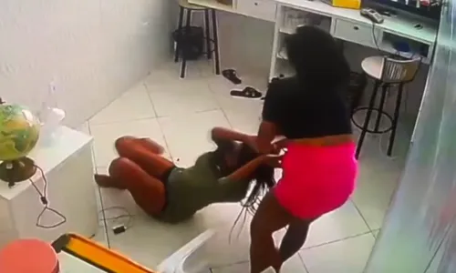 
				
					Jovem é esfaqueada após loja ser invadida na Bahia; vídeo mostra ação
				
				