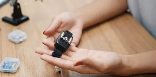 
				
					Jovens baianas desenvolvem pulseira para neurodivergentes e idosos
				
				