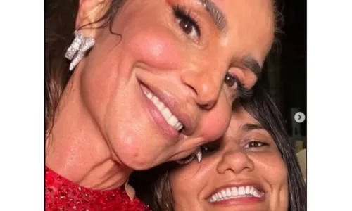 
				
					Jullie Dutra encontra Ivete e é convidada para ir à casa da artista
				
				