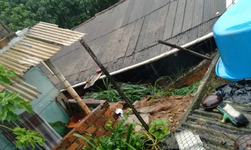 
				
					Laje de terreiro em Cajazeiras desaba; quatro famílias viviam no local
				
				