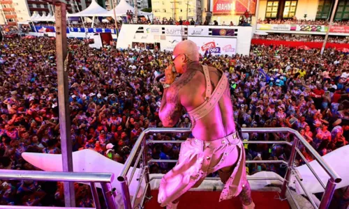 
				
					Léo Santana comanda 'Pipoco' no 4º dia de pré-Carnaval em Salvador
				
				