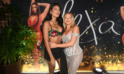 
				
					Lexa beija namorado em aniversário com presença de famosos; FOTOS
				
				