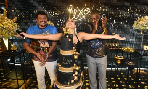 
				
					Lexa beija namorado em aniversário com presença de famosos; FOTOS
				
				