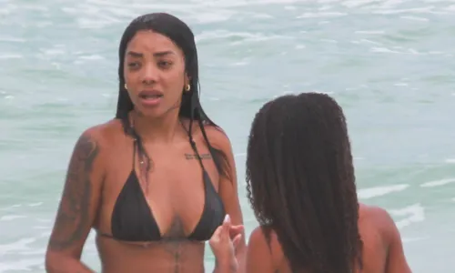 
				
					Ludmilla e Brunna Gonçalves aproveitam dia de sol em praia do Rio
				
				