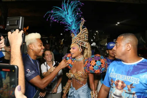 
				
					Ludmilla e Brunna Gonçalves trocam beijos na Sapucaí; veja fotos
				
				