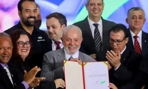 
				
					Lula assina lei que regulamenta trabalho de motorista por aplicativo
				
				