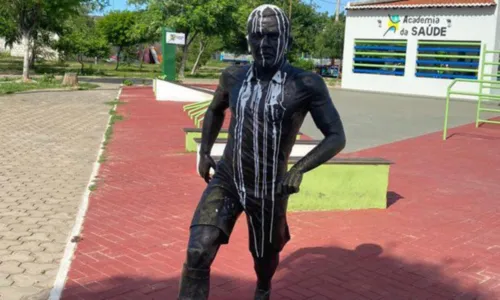 
				
					MP pede remoção de estátua em homenagem a Daniel Alves em Juazeiro
				
				