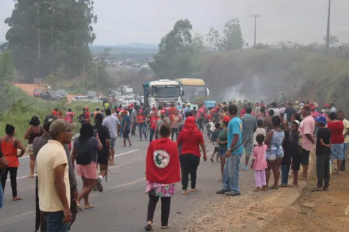 
				
					MST fecha pontos da BR-101 na BA após ataque a comunidade indígena
				
				