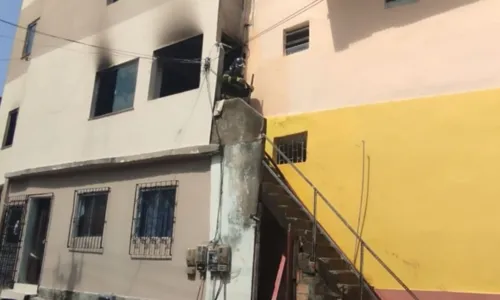 
				
					Mãe e filha são resgatadas após incêndio atingir casa em Salvador
				
				