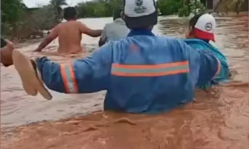 
				
					Mais de 3,5 mil pessoas estão desalojadas por causa das chuvas na BA
				
				