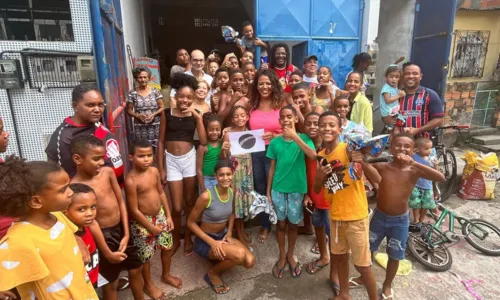 
				
					Mani Reggo visita projeto social em Salvador e se declara na web
				
				
