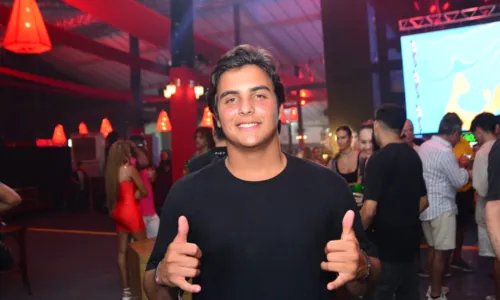 
				
					Marcelinho, Scheila, Lore e outros famosos curtem 'Baile da Santinha'
				
				