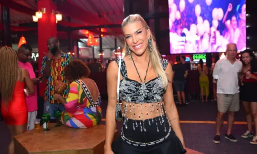 
				
					Marcelinho, Scheila, Lore e outros famosos curtem 'Baile da Santinha'
				
				