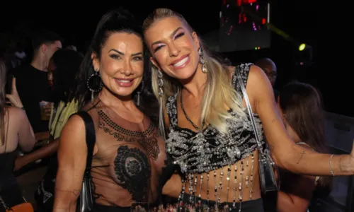 
				
					Marcelinho, Scheila, Lore e outros famosos curtem 'Baile da Santinha'
				
				