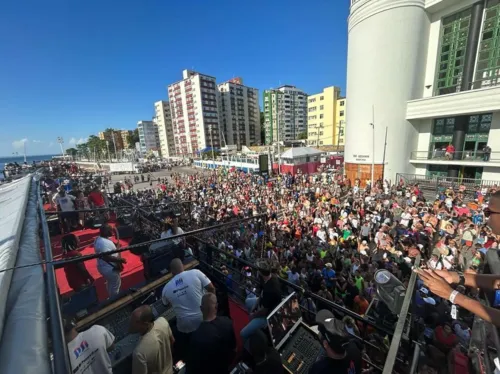 
				
					Márcio Victor agita Farol da Barra em ação do Festival de Verão
				
				